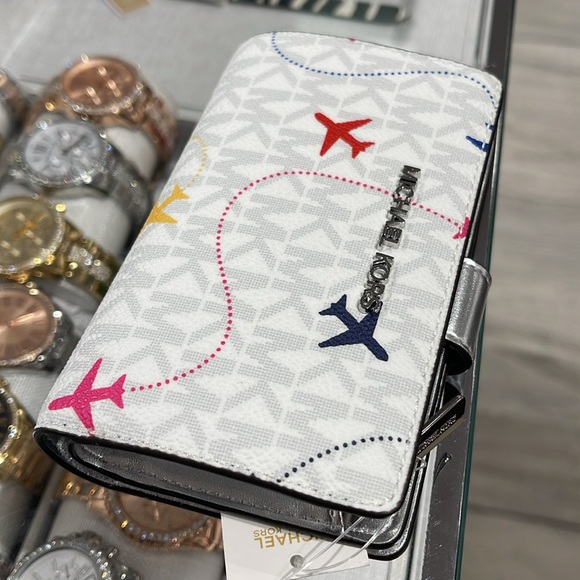 ХMichael Kors Medium Saffiano Leather Bifold Wallet 
Optic White Aeroplane
NWT - Picture 6 of 16